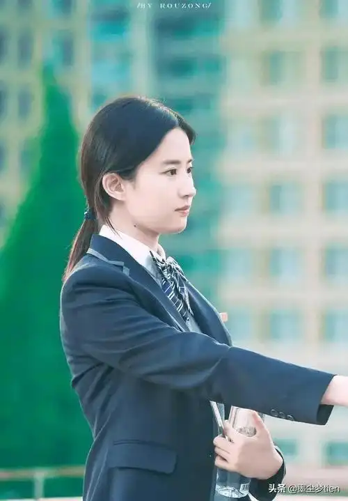 校服时期的刘亦菲简直满足了我对隔壁班校花的幻想