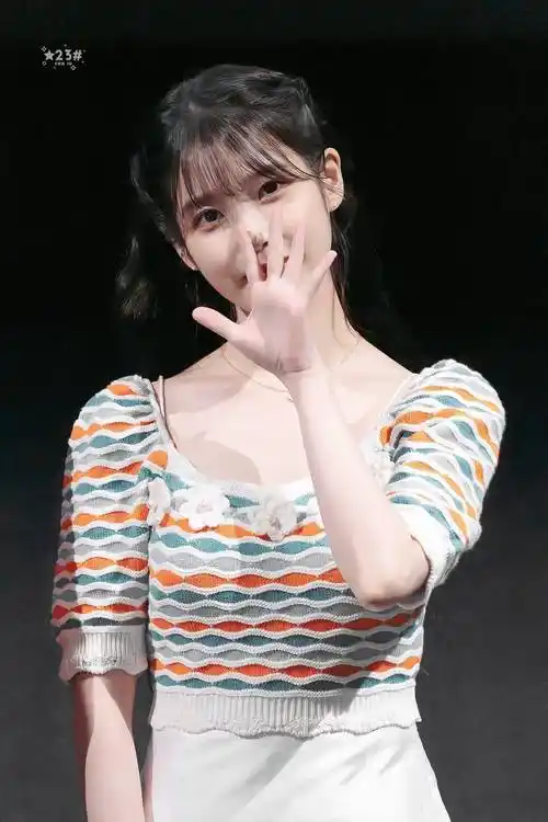 李知恩iuaena条纹上衣俏皮写真,清新可爱.