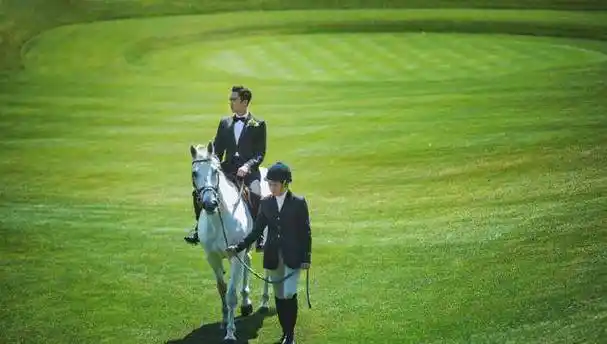 张若昀婚礼现场超梦幻,二人搭肩搂腰跳舞超浪漫,伴郎团长腿抢镜_唐艺