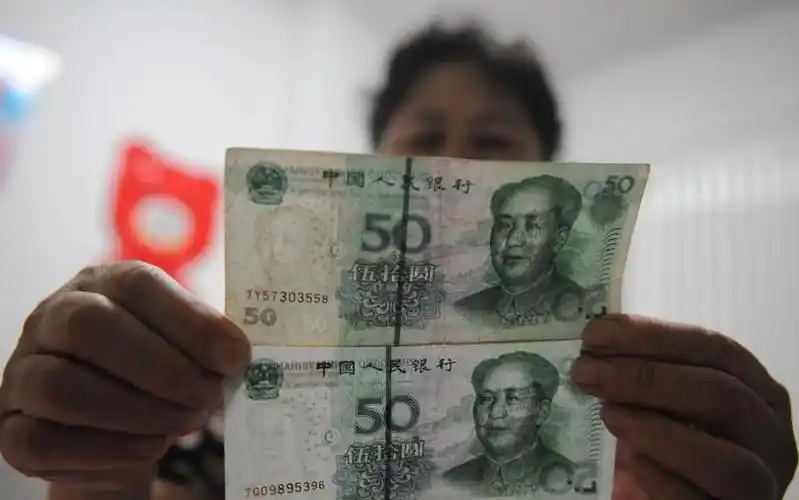 大妈发现错版50元人民币 头像"睁一只眼闭一只眼"_长江云