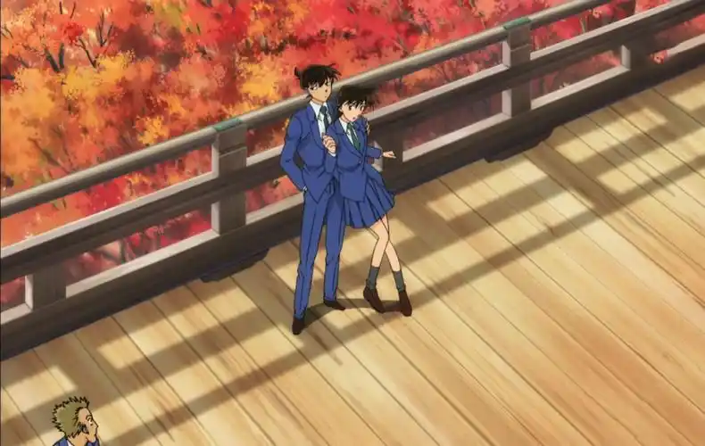 《名侦探柯南》特别篇《红色的修学旅行》讲述了柯南变回了工藤新一