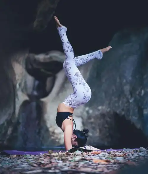 "冻龄女神"贾静雯近日美照:穿衣有范身材苗条,常练瑜伽就是好