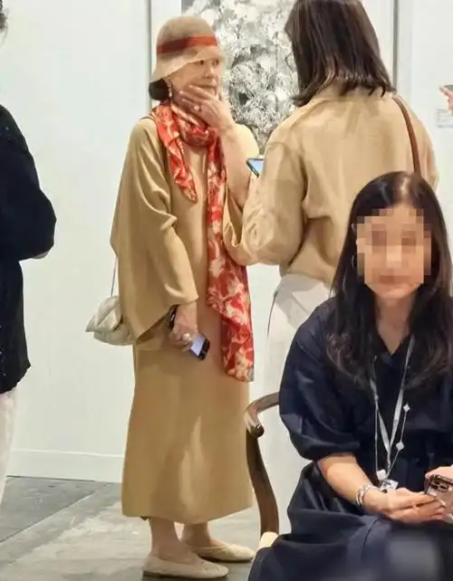 69岁林青霞约影迷私下聚会,送prada,ysl等豪奢礼物,现场照曝光|刘嘉玲