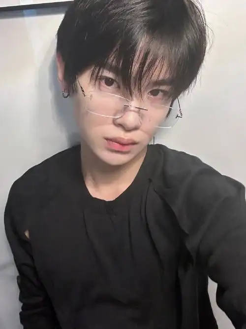 黄明昊无框眼镜自拍