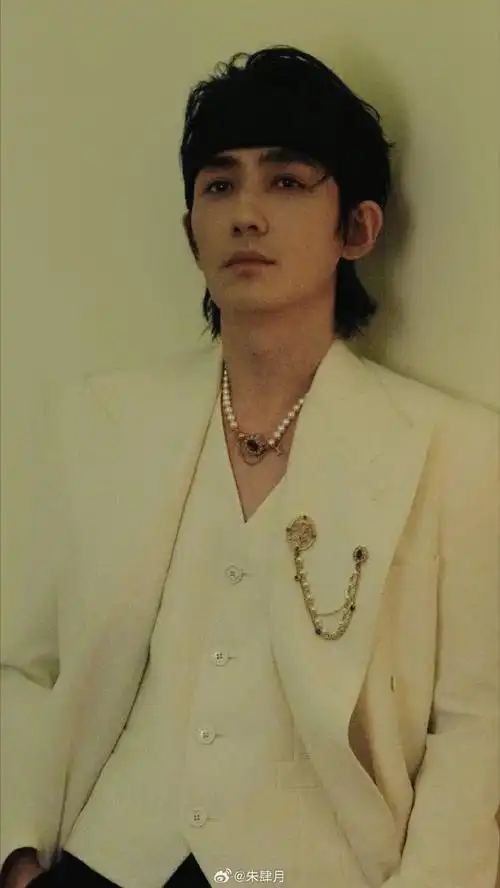 微博之夜内场#朱一龙微博之夜,今晚的服装来自路易威登,搭配黑色反