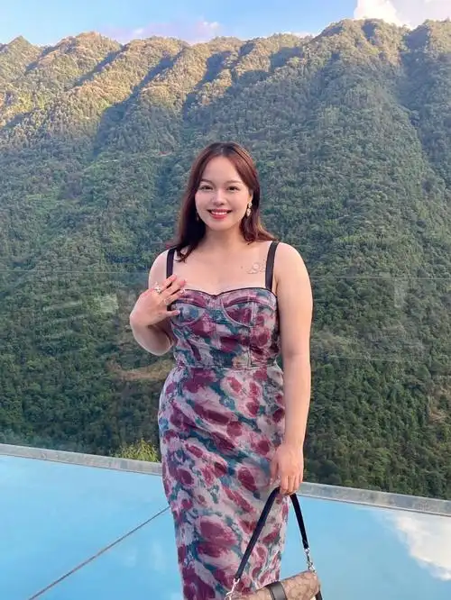 163150斤逆天腰臀比还得看裹身裙