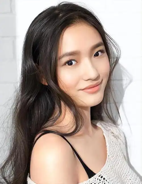 淡颜系的长相和可爱的小虎牙相搭配,更是增添了许多的韵味,但是许多