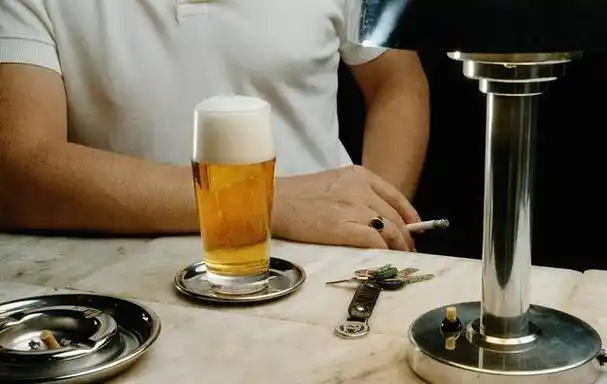 比如熬夜,吸烟,喝酒等