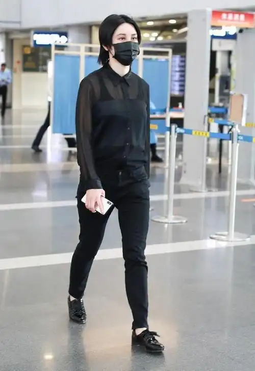 尚雯婕一身黑穿搭走暗黑风衬衫扎进裤子好利落比男生都要帅