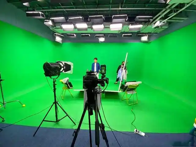 在拍摄一些广告,其中有一个是某的饮料,需要用到绿幕,所以今天来简单