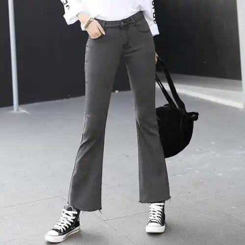 灰色牛仔裤应该搭配什么衣服?