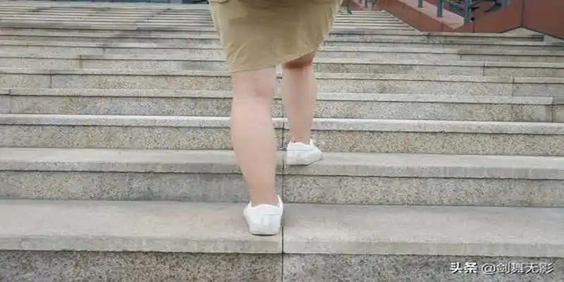 一只脚外八字是咋回事为什么有人走路内八字或外八字