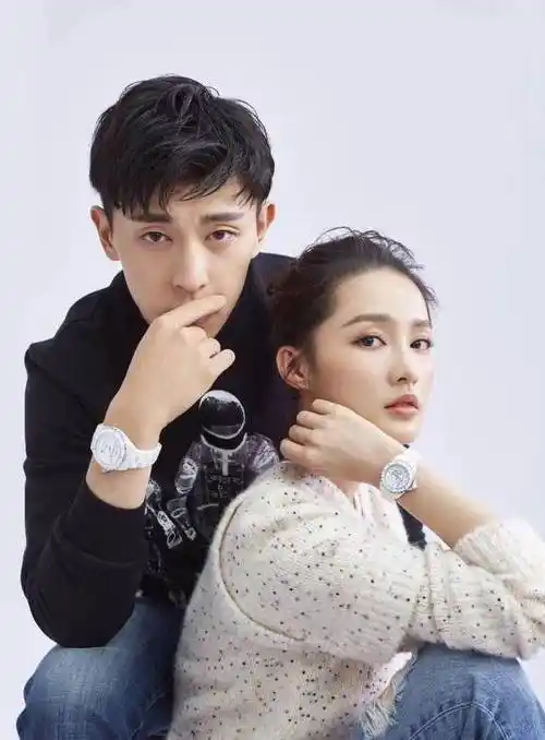 邓伦和李沁曝光了一组时尚大片,照片中的俩人也是配一脸_手机搜狐网