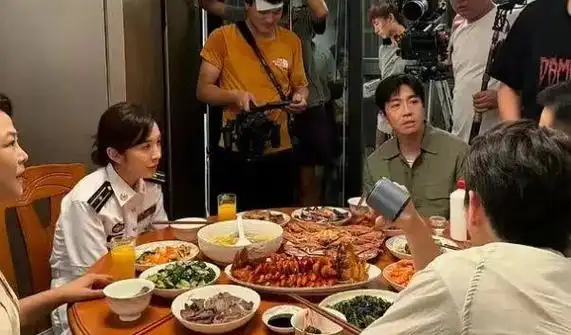 根据微博照片和微博互动,网友猜测恋爱对象是演员王晓晨.