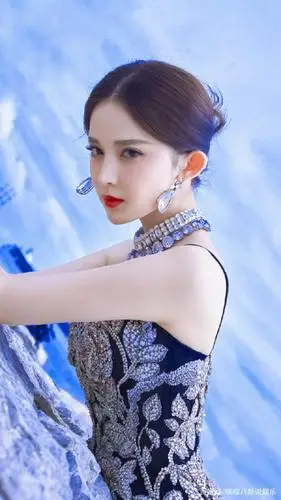 5月19日,古力娜扎身穿刺绣薄纱裙亮相戛纳电影节《隐秘的生活》首映