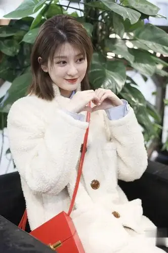26岁乔欣穿羊毛羔大衣乖巧甜美,背19200小方包实力吸睛