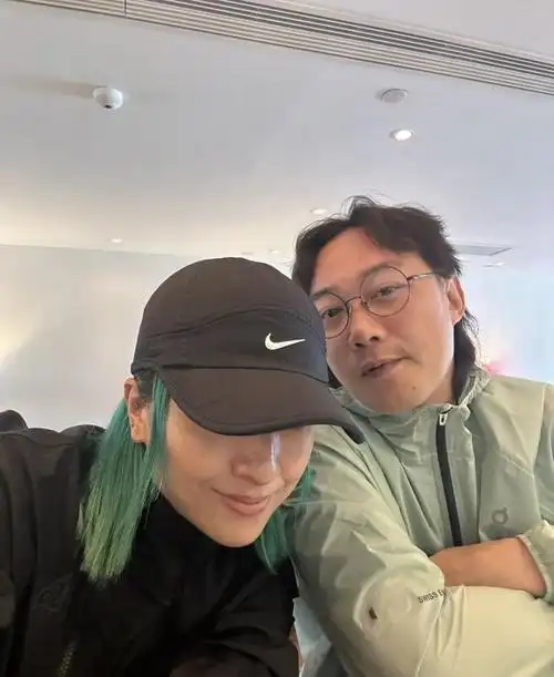 约会靠肩满脸甜蜜,引起网友热议|陈奕迅|徐濠萦|妻子_新浪新闻