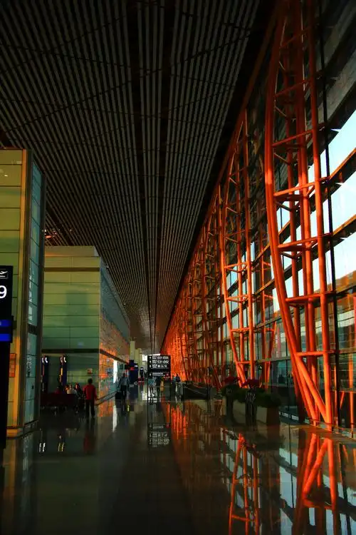 宽敞明亮的首都机场候机大厅