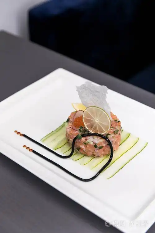 精致的菜肴,创意的餐厅用餐理念,高级时装食品