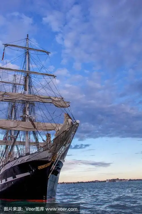 夕阳下的古老的黑色木制帆船