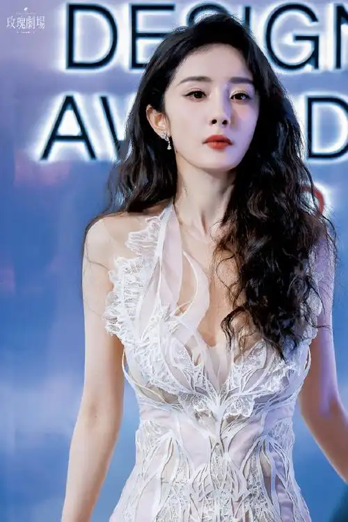 杨幂芭莎蕾丝纱裙造型