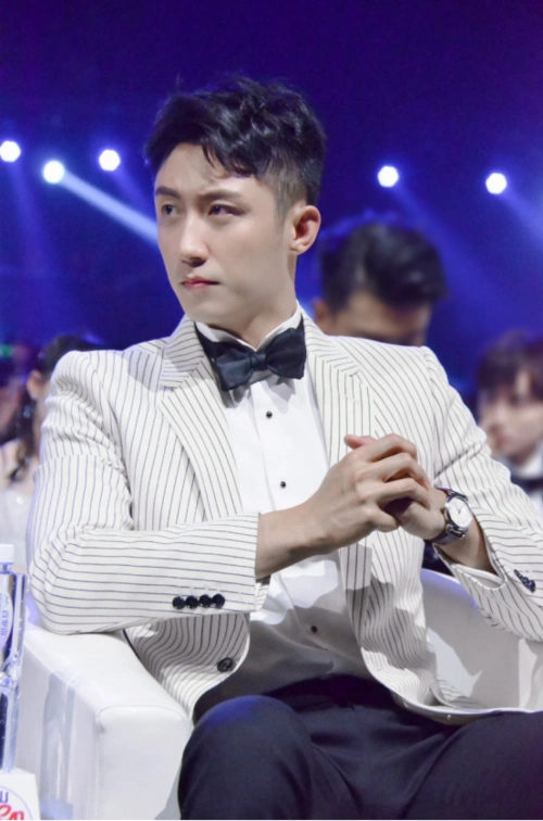 被黄景瑜的帅气征服了,白色西装搭配黑色裤子,看上去简单又大气