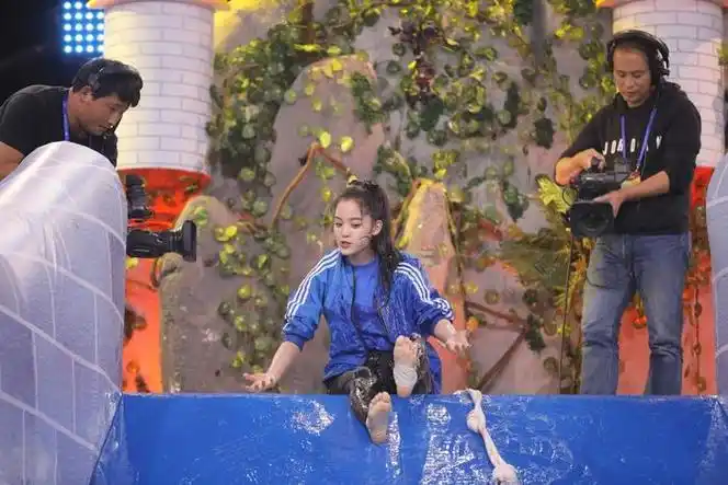 欧阳娜娜《王牌对王牌》剧照,脚缠绷带玩滑梯