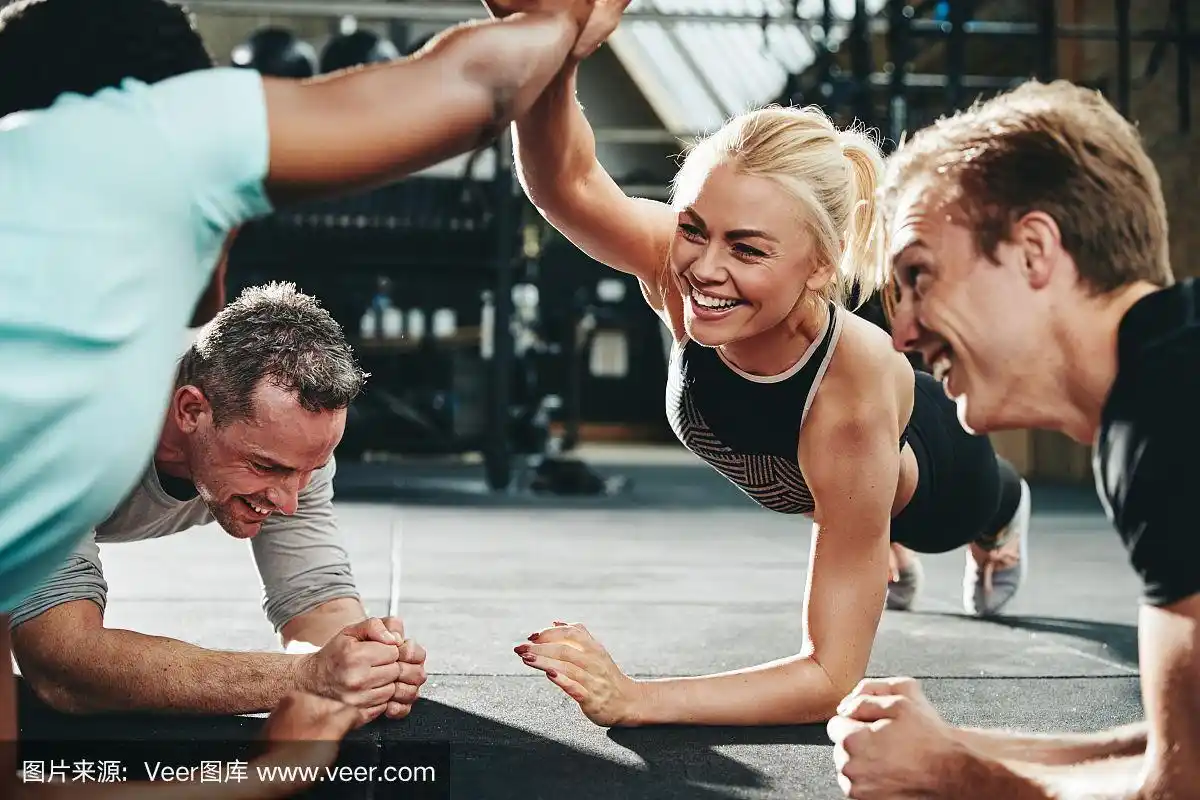 女性朋友在健身房平板支撑的时候击掌