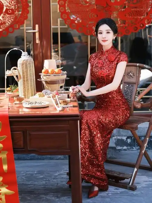 杨幂春晚红色亮片旗袍高清美图来袭,玲珑婀娜完美亮相!