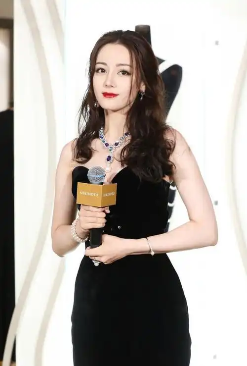 迪丽热巴穿黑裙太高级开叉裙精致秀身材年龄不大气场却很足