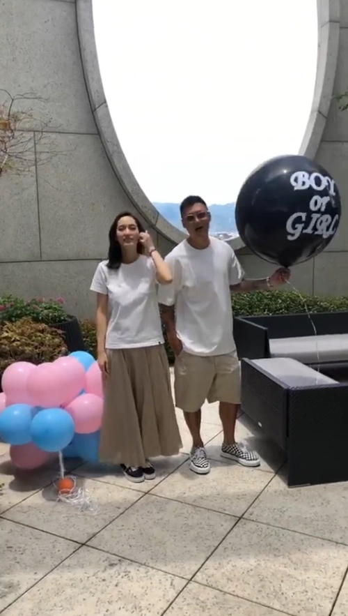 余文乐让粉丝猜二胎性别不忘与王棠云同框秀恩爱