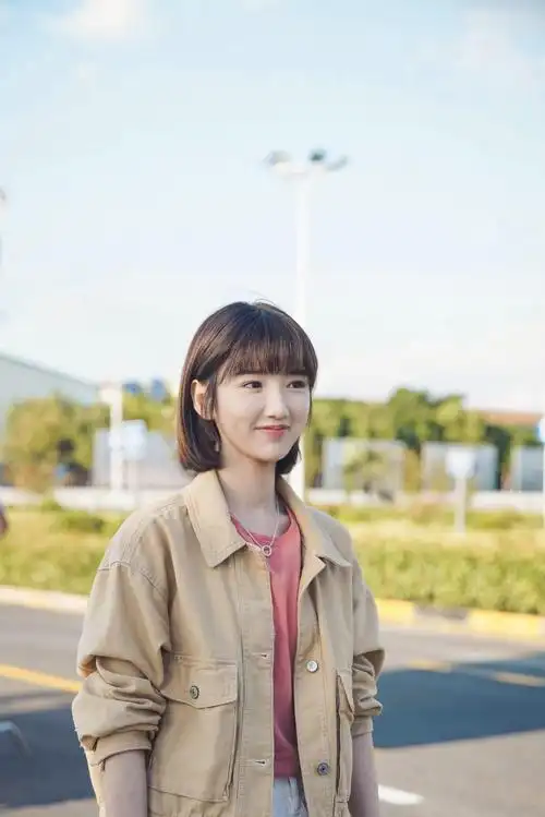 毛晓彤微博庆生晒蛋糕,招牌短发十足清纯,曾拍写真大秀身材