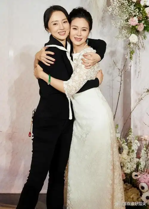 董璇晒与关悦合照为其庆生,两人同龄的状态,尽显已婚和离异差距