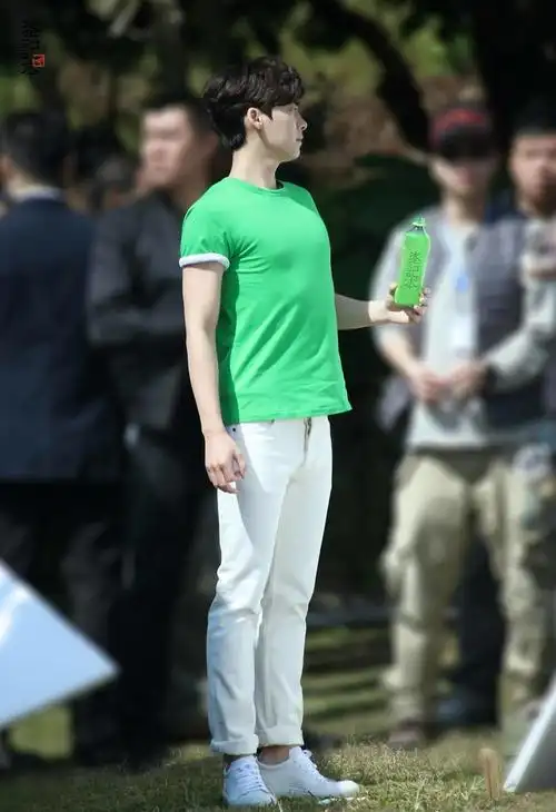 李易峰的"胸肌杀"!蜜蜂内心:好想摸!