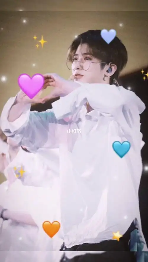 蔡徐坤比心图片