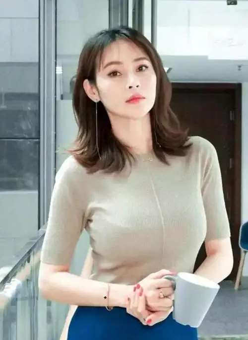 凹凸有致才好看,这8位中年女明星,肉都长对了地方,身材太棒了