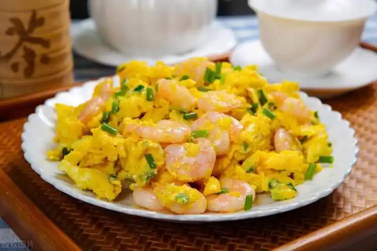 大厨教你做虾仁滑蛋,口感爽滑,味道鲜美_调制_调料_备用