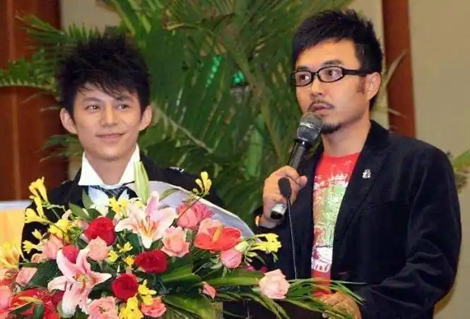 一位是汪涵,一位是何炅,他们的主持功力不相上下,何炅情商高,会控场