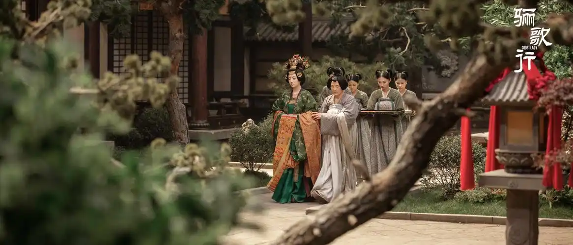 行》广受好评的是采用大量传统和非遗元素打造的唐风美学,本剧在服装