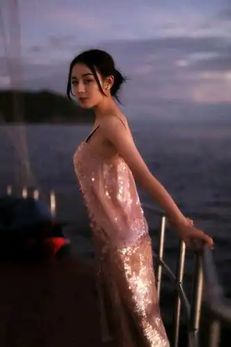 论"液体裙"只服迪丽热巴,浓浓的优雅轻熟感