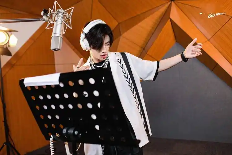 小鬼新手驾到mv剧照发布走哪都能自成舞台的发光酷盖