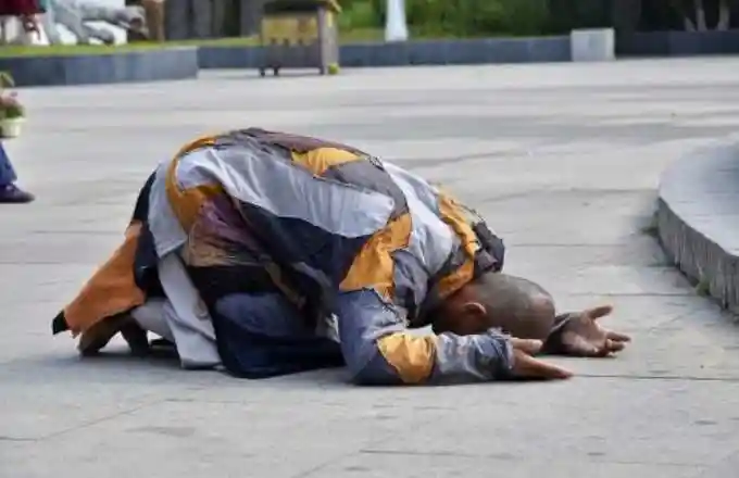 布达拉宫朝拜去布达拉宫朝拜一路叩拜的人叫什么