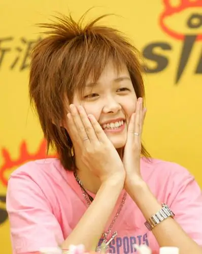 伊人风采 湖南卫视2005超级女声 正文    李宇春,一个高高瘦瘦中性化