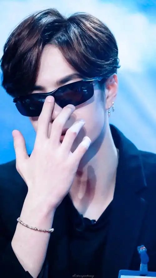 160108 天天向上 修图酷崽扶眼镜 @uniq-王一博 cr:logo