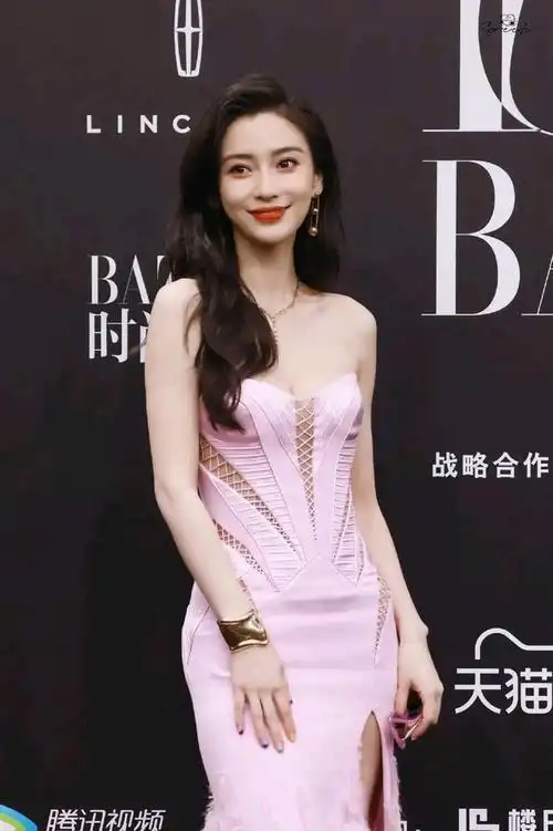 5月30日,知名女星angelababy亮相时尚芭莎年度红毯,引来众多粉丝和