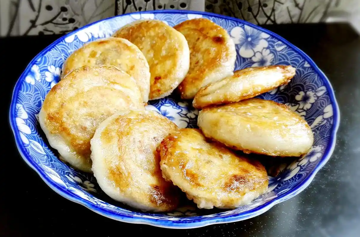 7 切成一块一块,用手压扁.