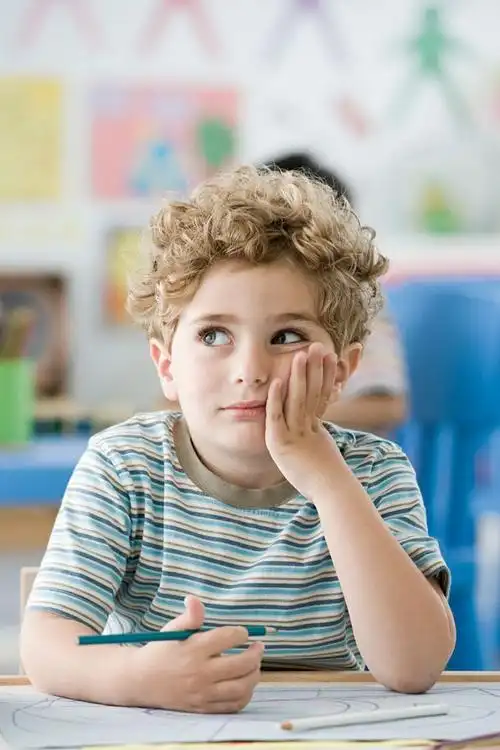 在思考的幼儿园小男孩高清图片图片