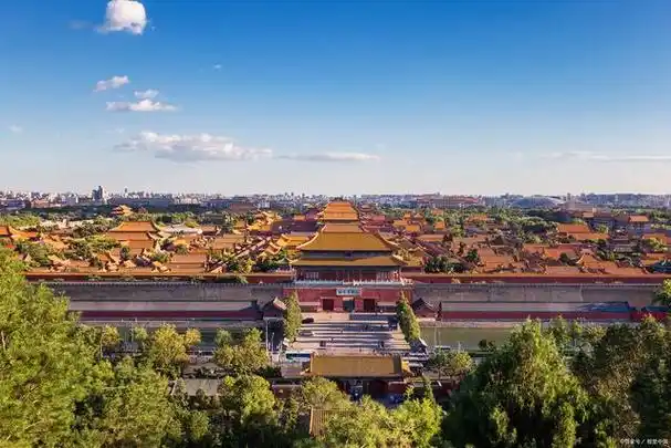 万里晴空下,秋天是国内旅行的最佳季节.