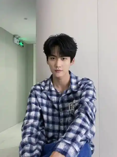 周柯宇live拼接视频,格子衬衫对镜比耶70,棱角分明侧脸心动大男孩!