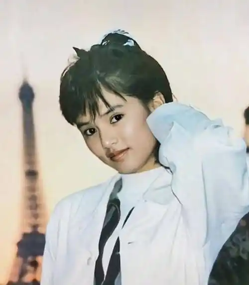 最美小龙女李若彤,出道前是空姐 ,22岁清秀美照短发超仙_网友_照片